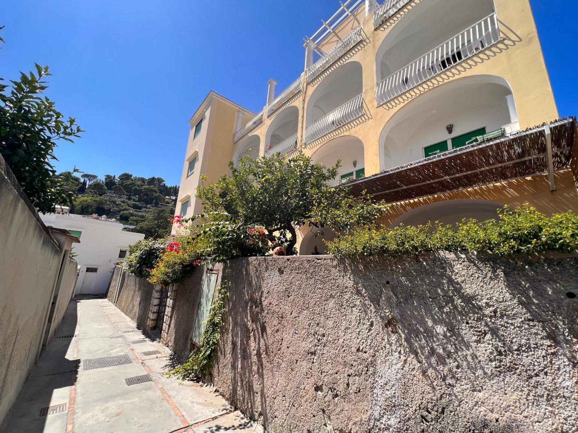 Suite Apartment Capri Con Jacuzzi In Piazzetta Экстерьер фото